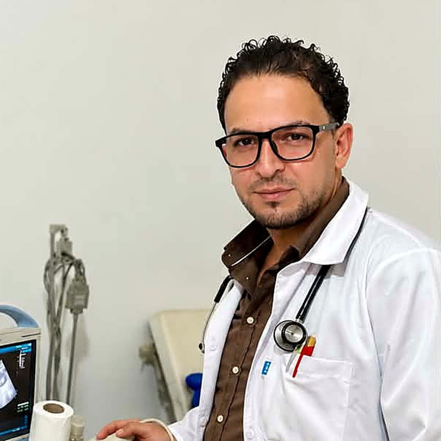 Portrait professionnel du Dr Hamza Rjili, néphrologue